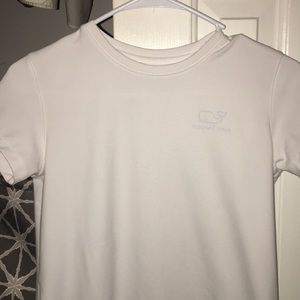 White vineyard vines tee